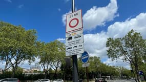Un panneau annonçant l'entrée dans la ZFE de Paris