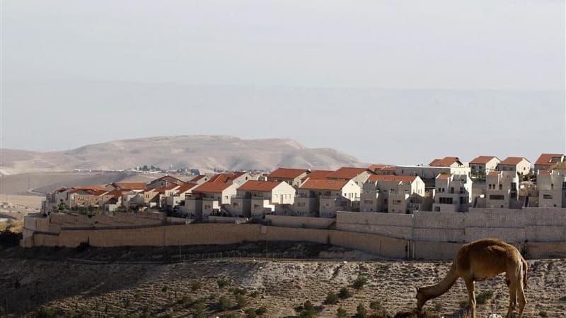 Vue de la colonie juive de Maale Adumin depuis un secteur baptisé E1, près de Jérusalem, où Israël envisage de nouvelles constructions. La France et la Grande-Bretagne ont mis en garde samedi Israël après l'annonce d'un nouveau projet de constructions de