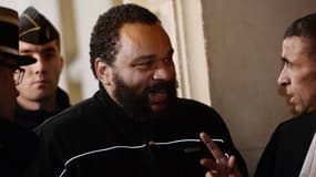 Le polémiste Dieudonné arrive au tribunal dans le cadre d'un autre procès, pour incitation à la haine raciale, le 28 janvier 2015.