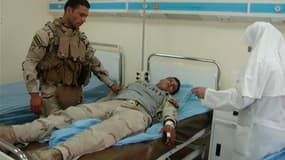 Dans un hôpital de Bagdad, un militaire blessé lors d'un attentat suicide contre un bureau de recrutement de l'armée irakienne reçoit des soins. L'attaque, la plus sanglante dans la capitale irakienne depuis un mois, a fait au moins 39 morts et 57 blessés