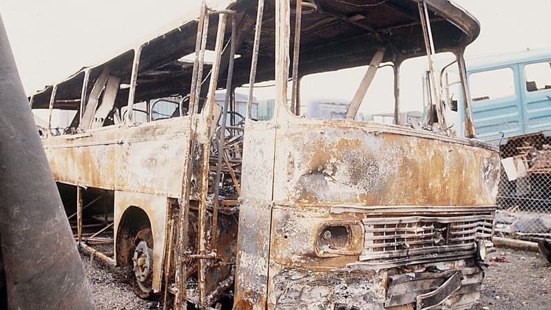 Le bus incendié en 1982.