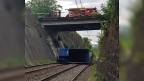 Un camion est tombé d'un pont sur les voies entre Saint-Etienne et Lyon.