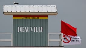 Un drapeau rouge flotte au vent sur un poste de surveillance de la plage de Deauville, dans le nord-ouest de la France, le 2 août 2023.