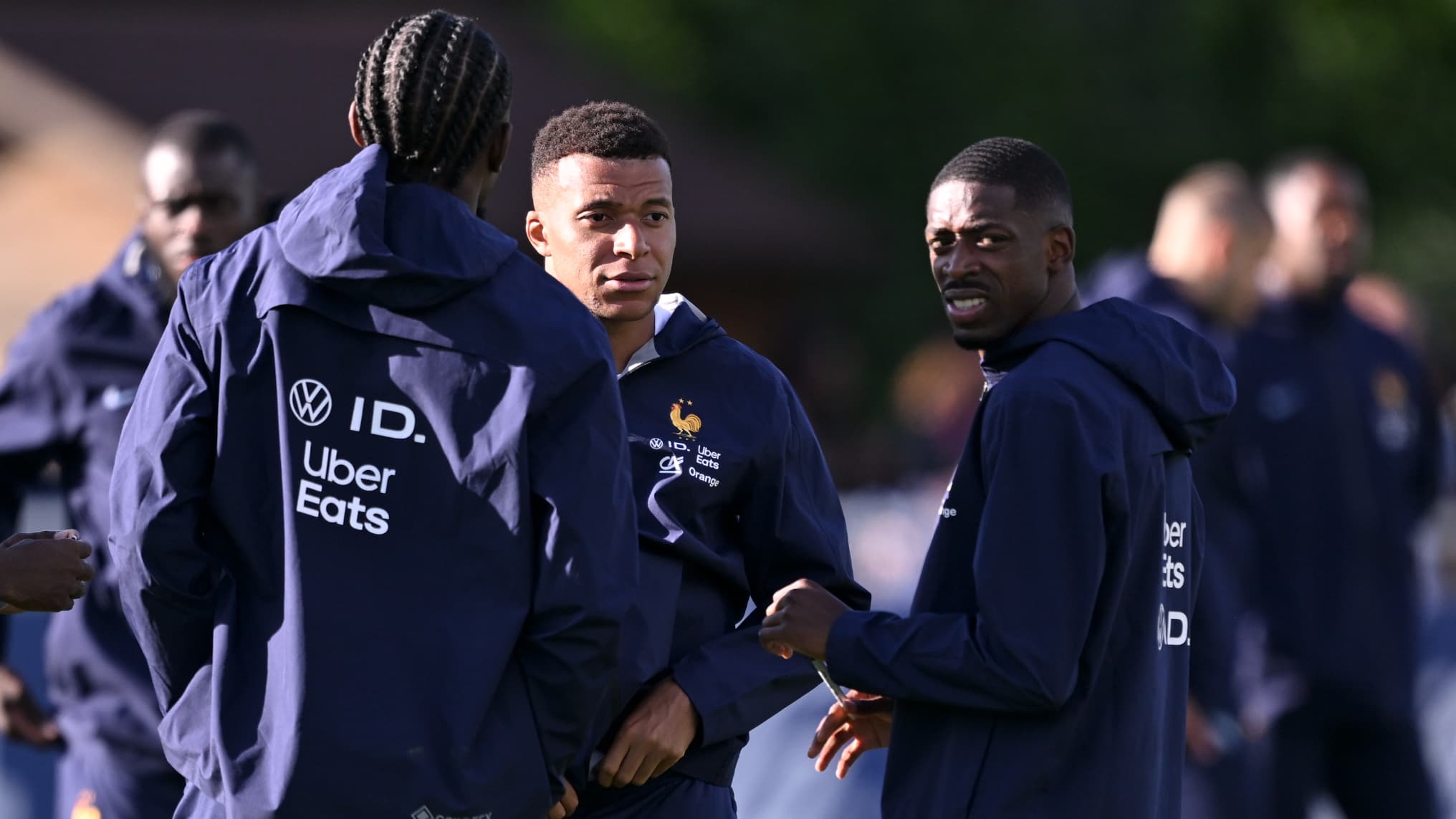 "TU VAS ÊTRE BALLON D’OR!": COMMENT LE VESTIAIRE DES BLEUS VIT LA COURSE AU TROPHÉE SUR FOND DE COHABITATION DEMBÉLÉ-MBAPPÉ