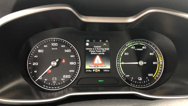 Des compteurs à aiguille, un ordinateur qui vous parle parfois en anglais... surprenant sur du 100% électrique avec conduite semi-autonome! Des compteurs à aiguille, un ordinateur qui vous parle parfois en anglais... surprenant sur du 100% électrique avec conduite semi-autonome!