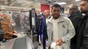 Dimitri Payet fait des courses pour la Banque Populaire au Carrefour du Merlan, à Marseille le 28 novembre 2025