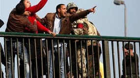 Des partisans de Hosni Moubarak près de la place Tahrir, au Caire. Des soldats égyptiens se sont interposés jeudi entre partisans et adversaires du président égyptien, dans le centre du Caire, mettant en place une "zone tampon" pour prévenir de nouveaux a