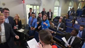Distribution d'un communiqué de la Maison Blanche après le limogeage du patron du FBI James Comey, à Washington le 10 mai 2017