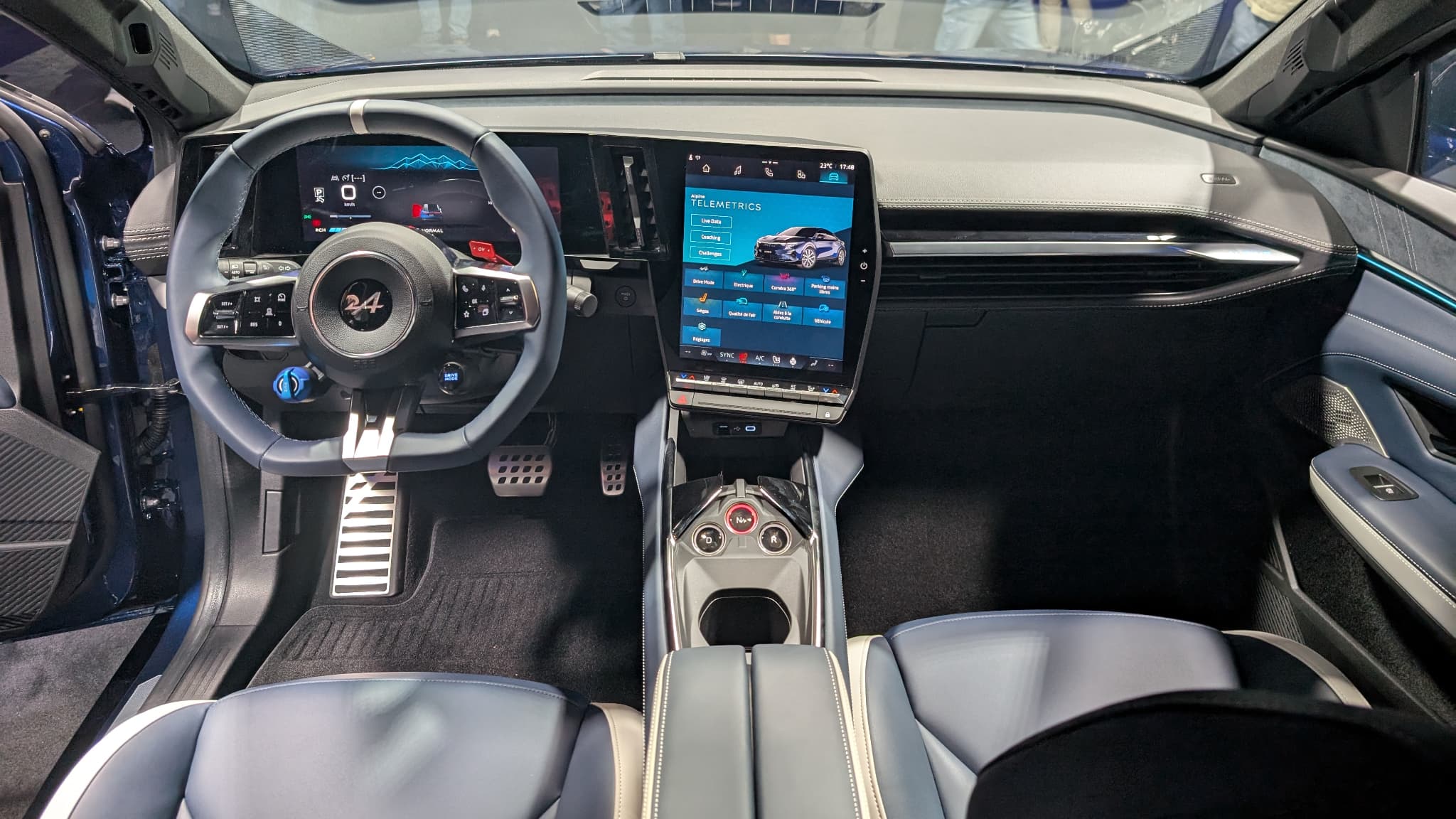 L'intérieur de l'Alpine A390 reprend logiquement le combiné d'écrans des derniers modèles Renault, comme la Mégane ou le Scénic, des éléments du volant de l'A290, le tout dans un environnement soigné, des sièges à la planche de bord.