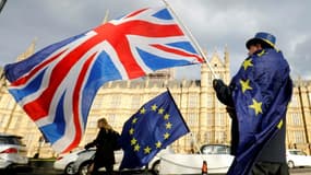 Un manifestant anti Brexit devant la Chambre des Communes le 28 mars 2018 portant les deux drapeaux: le britannique et l'européen