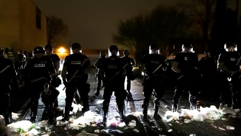 Des policiers en position face aux manifestants, le 11 avril 2021 à Brooklyn Center, près de Minneapolis, après la mort d'un jeune homme noir tué par la police