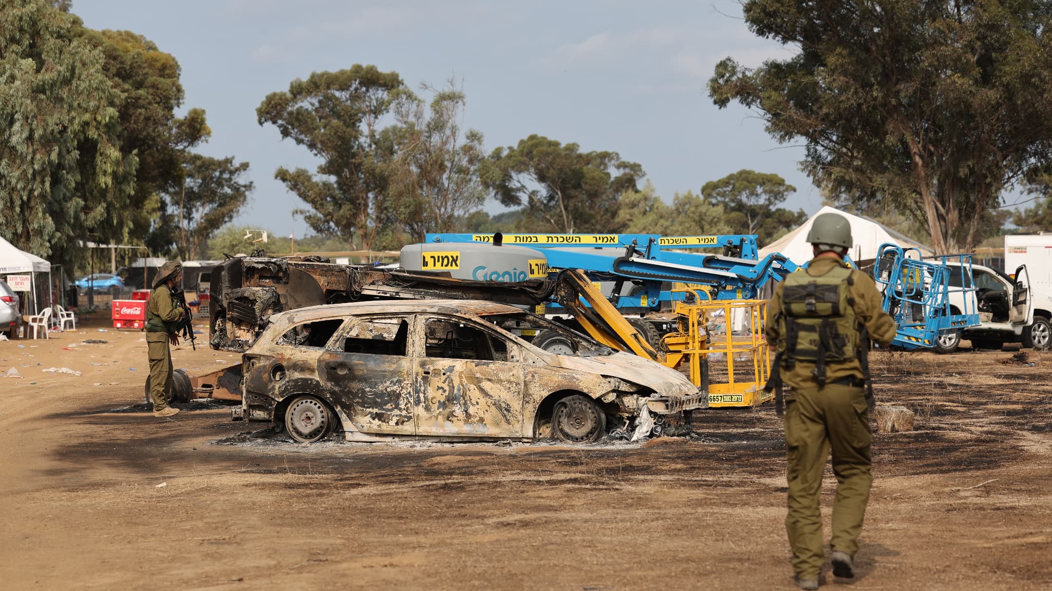 Les troupes israéliennes inspectent le site ravagé par l'attaque contre le festival de musique du désert Supernova par des terroristes du Hamas près du kibboutz Reim dans le désert du Néguev en Israël, le 10 octobre 2023.