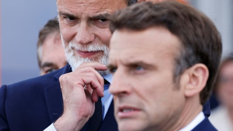 L'ancien Premier mininistre français Edouard Philippe (L) regarde le président-candidat à sa réélection Emmanuel Macron lors d'une visite au port du Havre, nord-ouest, le 14 avril 2022