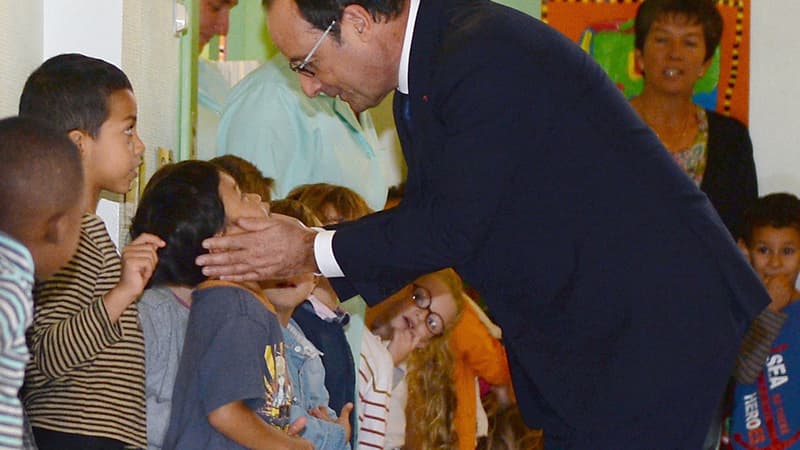 François Hollande a été acclamé par les enfants de l'école Ronsard d'Angoulême.