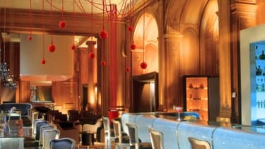 En travaux, le Plaza Athénée a décidé de se séparer d'une partie de son mobilier, dont le célèbre bar en verre.