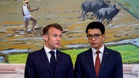 Le président malgache Andry Rajoelina (à droite) et le président français Emmanuel Macron (à gauche) participent à une cérémonie de signature d'un accord au palais présidentiel d'Antananarivo, le 23 avril 2025.
