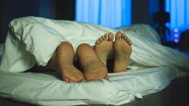 Sexe: pourquoi s'imagine-t-on toujours que les autres font (beaucoup) plus l'amour que nous?