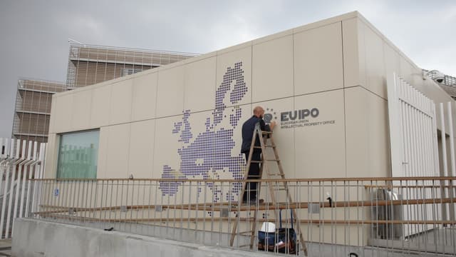 L’Office de l’harmonisation dans le marché intérieur (OHMI) a êté rebaptisé l’Office de l’UE pour la propriété intellectuelle (EUIPO) depuis le 23 mars 2016.