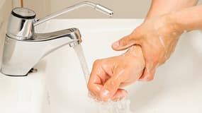 L'hygiène des mains est plus que recommandée pour éviter la transmission de la bactérie.