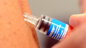 Une personne en train de se faire vacciner contre la grippe à Lille, le 11 octobre 2013.