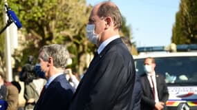 Le Premier ministre Jean Castex et le ministre de l'Intérieur Gérald Darmanin (G) parlent aux médias près du commissariat de Rambouillet le 23 avril 2021.