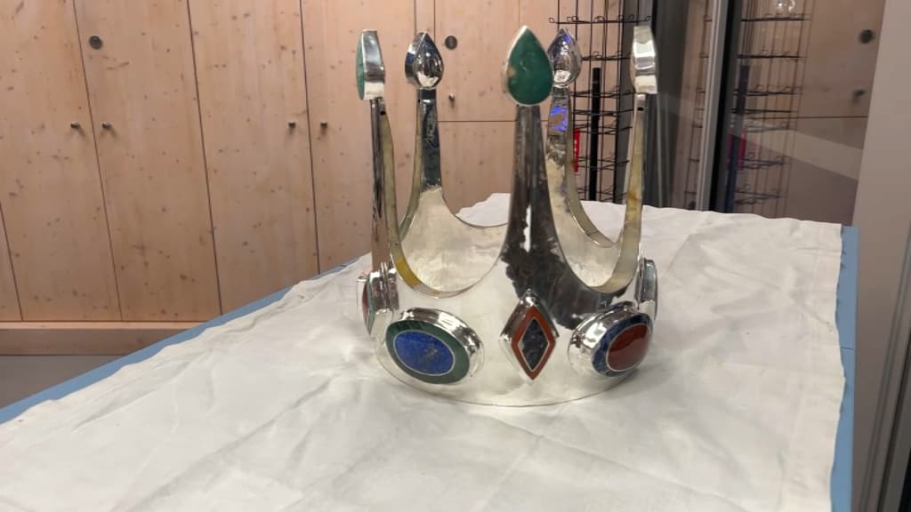 La nouvelle couronne qui est désormais installée au-dessus de la statue de la Vierge Marie. La nouvelle couronne qui est désormais installée au-dessus de la statue de la Vierge Marie.