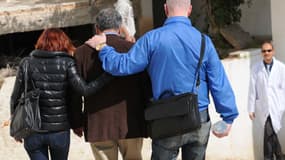Des proches des victimes à la sortie de l'hôpital à Tunis