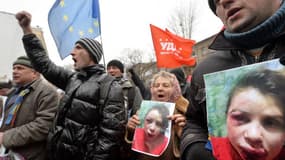 Manifestation à Kiev mercredi après l'agression violente de la journaliste ukrainienne Tetiana Tchornovil.