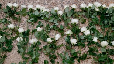 Des fleurs déposées aux Invalides lors de la cérémonie d'hommage aux victimes du terrorisme le 19 septembre.