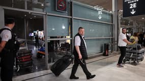 Des ressortissants français partis d'Israël à leur arrivée à l'aéroport de Roissy, le 12 octobre 2023.