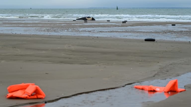 L'épave d'une embarcation semi-rigide et des gilets de sauvetage sur une plage de Sangatte (Pas-de-Calais), après une tentative avortée de traversée de la Manche par des migrants, le 4 décembre 2024