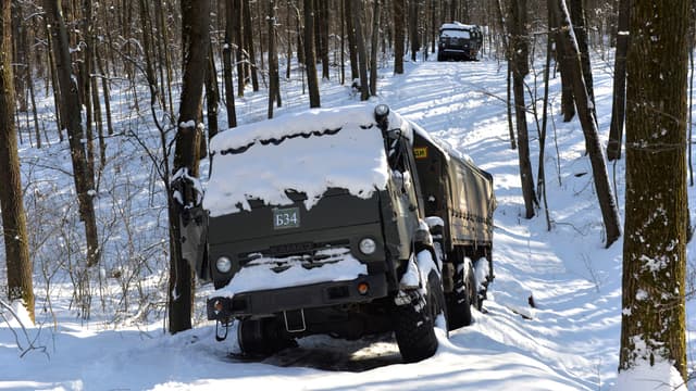 Des véhicules militaires russes abandonnés dans une forêt près de Kharkiv, le 6 mars 2022.