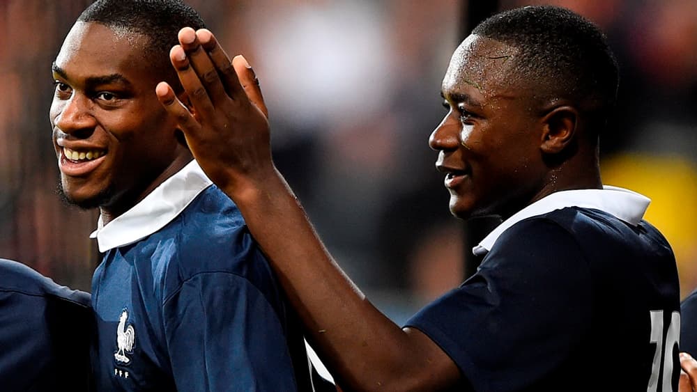 Giannelli Imbula félicitant Geoffrey Kondogbia chez les Espoirs Giannelli Imbula félicitant Geoffrey Kondogbia chez les Espoirs