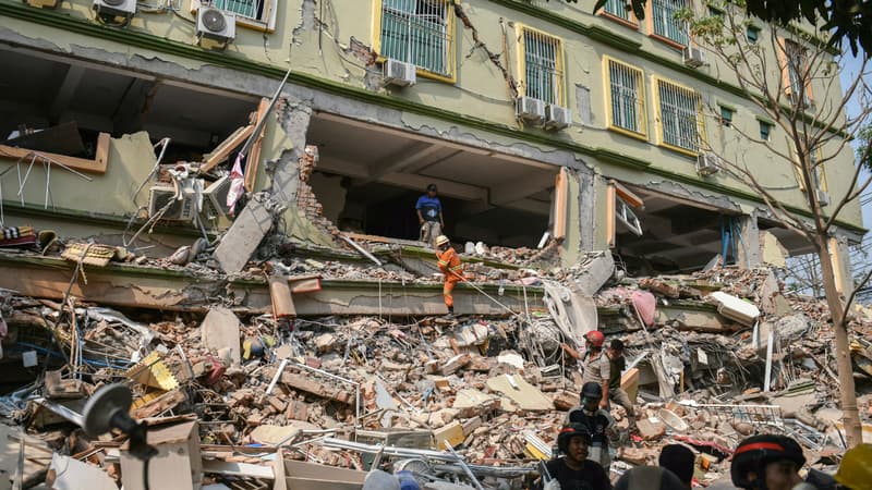 Les secours recherchent parmi les débris de l'effondrement d'un immeuble d'éventuels survivants, alors que près de 90 personnes pourraient y être piégées.