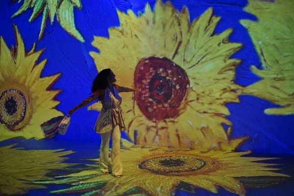 Une visiteuse dans une exposition immersive de Vincent Van Gogh au Brésil le 27 juillet 2022.