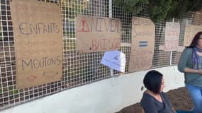 Des parents d'élèves et enseignants mobilisés devant l'école Robert-Daugey de Martigues le mardi 25 juin 2024 pour dénoncer des classes surchargées. 