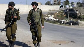 Deux soldats israéliens se tiennent près d'un poste militaire à Jérusalem, le 24 décembre 2015. (image d'illustration) - Ahmad Gharabli - AFP