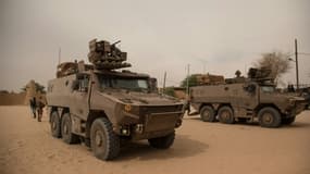 Des soldats français à Tombouctou, quelques heures avant la remise à l'armée malienne du camp de Barkhane, le 14 décembre 2021 