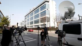 Devant le siège de la Direction centrale du renseignement intérieur à Levallois-Perret, près de Paris, où s'est déroulé la fin de la garde à vue d'Abdelkader Merah. Le frère aîné de Mohamed Merah, l'auteur des tueries de Montauban et Toulouse, a été mis e