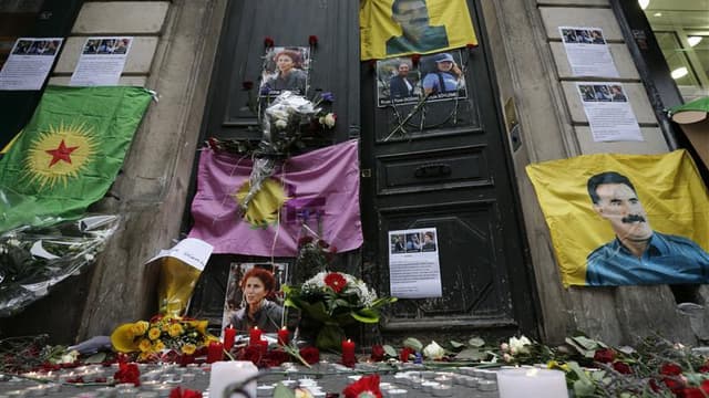 Hommage aux trois militantes kurdes assassinées à Paris le 10 janvier. Deux Kurdes ont été placés en garde à vue par la police dans le cadre de l'enquête. /Photo prise le 11 janvier 2013/REUTERS/Christian Hartmann