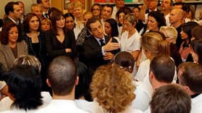 Lors d'une visite dans les nouveaux locaux du centre hospitalier Henri Duffaut d'Avignon, Nicolas Sarkozy a insisté sur la nécessité pour les hôpitaux d'améliorer leur situation financière, déclarant que la France courait le risque de perdre son autonomie