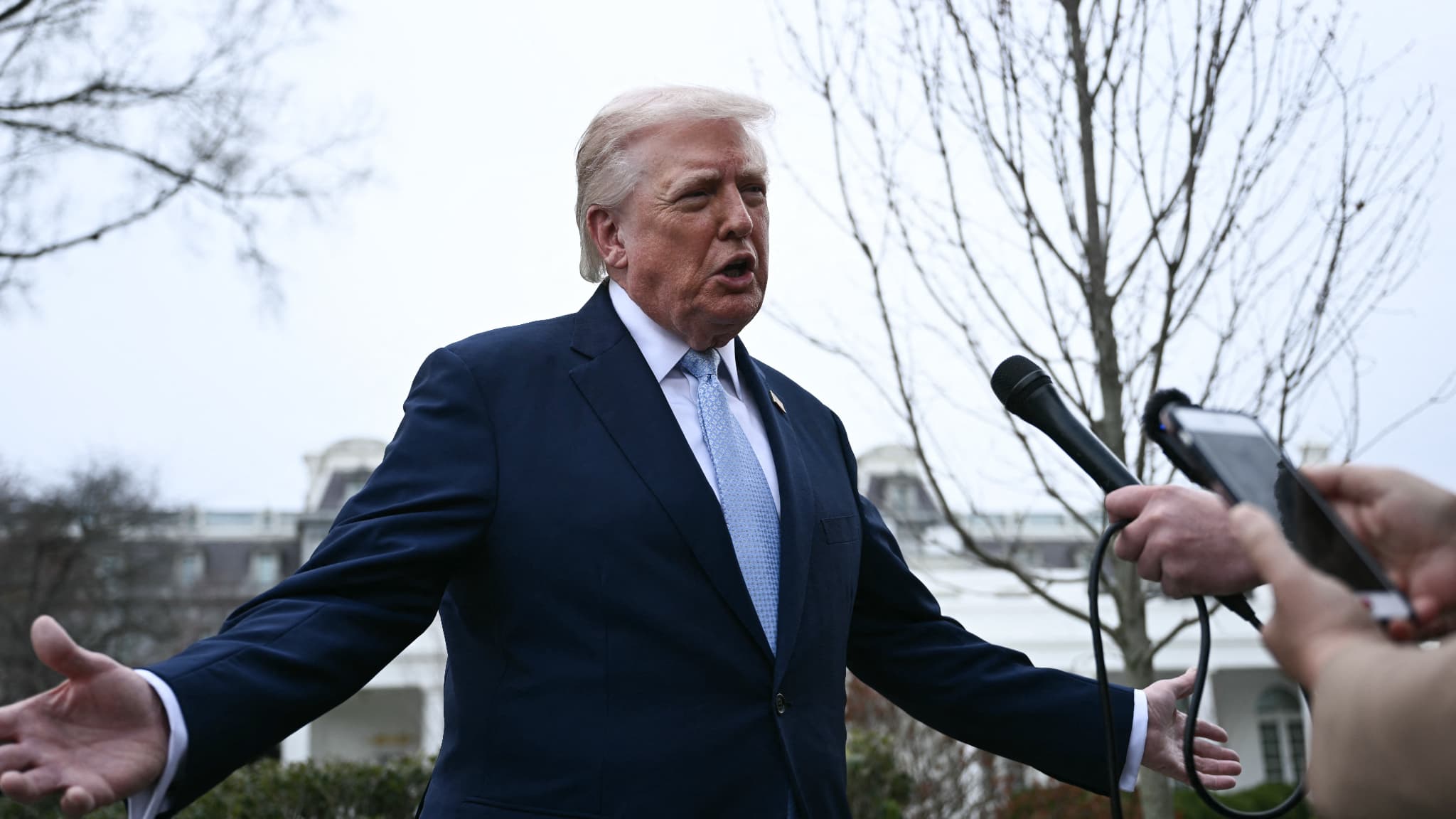 "Trop déséquilibré, dangereux et dérangé": de nombreux élus démocrates appellent à démettre Donald Trump de ses fonctions après ses menaces contre l'Iran