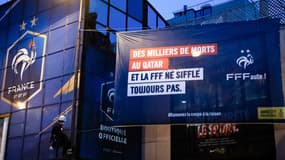 Une banderole d'Amnesty International au siège de la FFF en décembre 2021