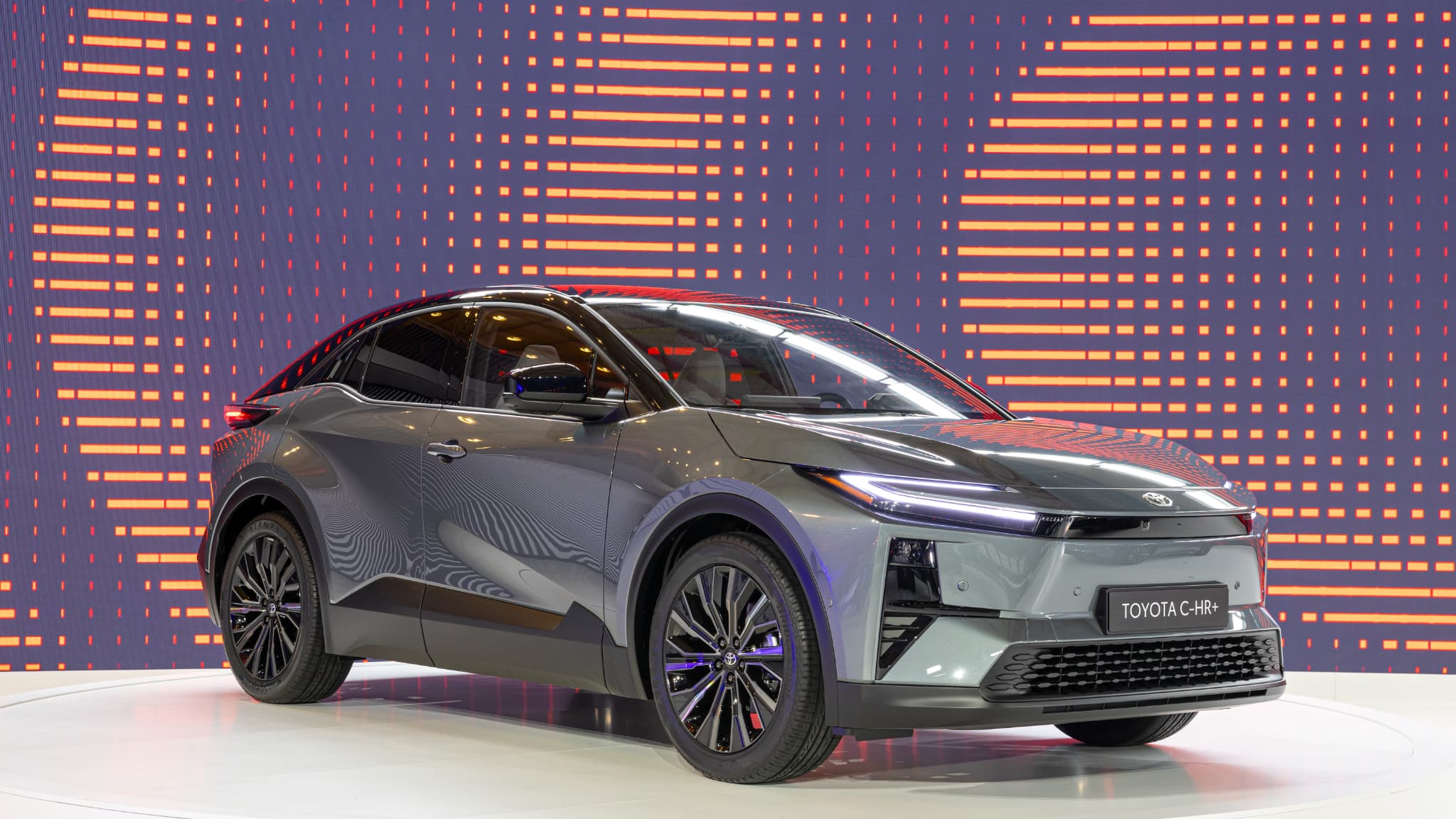 Toyota lance une version rallongée du CH-R, et électrique : le CH-R+.