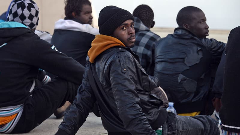 Des migrants secourus par des garde-côtes italiens, dans le port d'Augusta, en Sicile, le 16 avril 2015. 