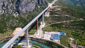 Une vue aérienne montre une partie de la nouvelle autoroute reliant la ville de Bar sur la côte adriatique du Monténégro à la Serbie voisine enclavée (autoroute Bar-Boljare) le 11 mai 2021, près de Podgorica, qui est en cours de construction par China Road and Bridge Corporation ( CRBC), la grande entreprise publique chinoise. Deux nouvelles routes élégantes disparaissent dans des tunnels de montagne au-dessus d'un village monténégrin endormi, le point final improbable d'un projet d'un milliard de dollars qui menace de faire dérailler l'économie du petit pays. Le gouvernement a déjà brûlé 944 millions de dollars de prêts chinois pour achever le premier tronçon de route, à seulement 41 kilomètres (25 miles), ce qui en fait l'un des morceaux de tarmac les plus chers au monde. Les travailleurs chinois ont passé six ans à creuser des tunnels dans la roche solide et à élever des piliers en béton au-dessus des gorges et des canyons, mais la route ne mène nulle part. Près de 130 kilomètres doivent encore être construits pour un coût probable d'au moins un milliard d'euros (1,2 milliard de dollars).