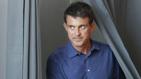 Manuel Valls vote pour le second tour des législatives le 18 juin 2017 à Evry