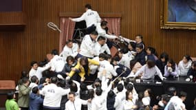 Des élus de l'opposition tentent de pénétrer à l'intérieur du parlement de Taïwan, occupé par le parti au pouvoir, le 20 décembre 2024