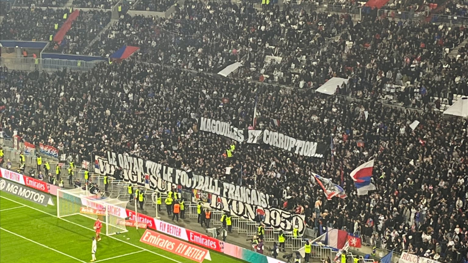 Banderole des Ultras lyonnais contre le Qatar le 23 février 2025