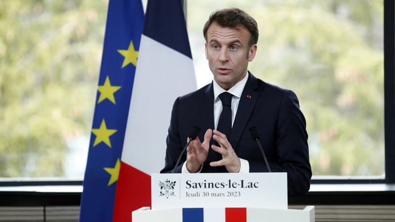 Emmanuel Macron lors d'une rencontre avec des élus locaux à Savines-Le-Lac, dans le sud-est de la France, le 30 mars 2023. 
